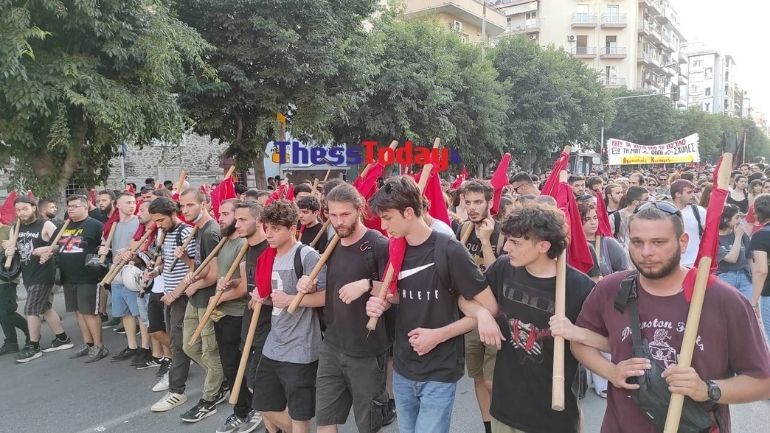 Θεσσαλονίκη: Πορεία χιλιάδων φοιτητών μετά τα επεισόδια και τον τραυματισμό ατόμου στο ΑΠΘ